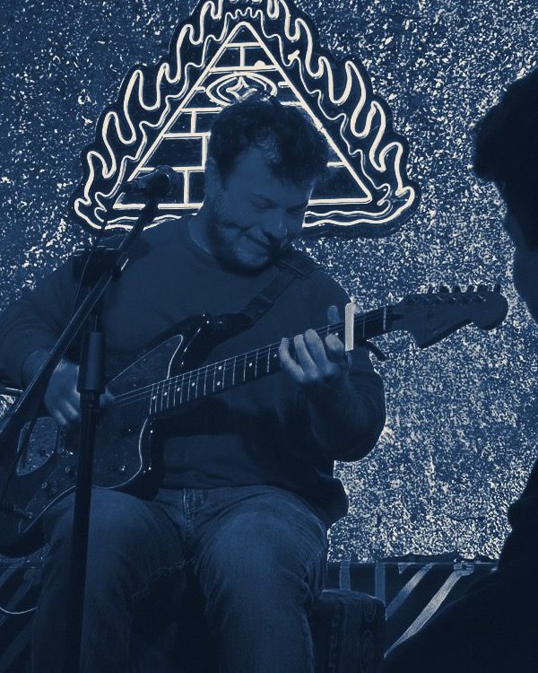 Andrés, profesor de Kanta, tocando en vivo