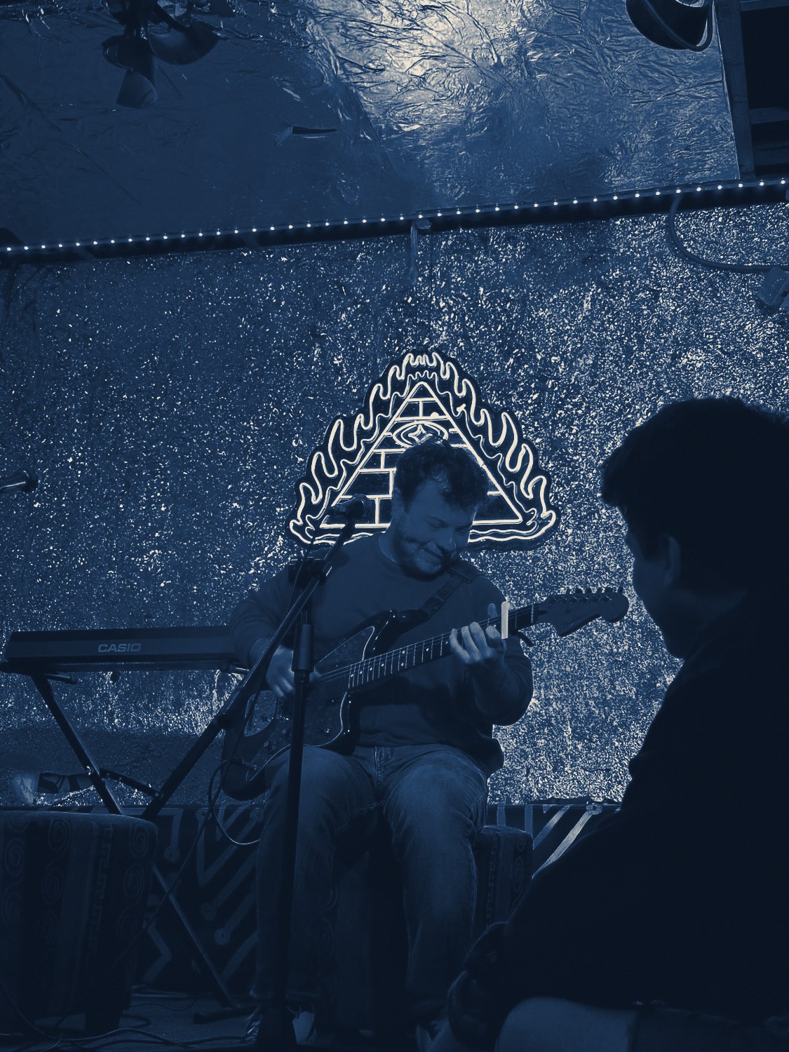Andrés, profesor de Kanta, tocando en vivo